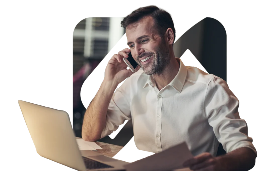 Empresário feliz falando ao telefone